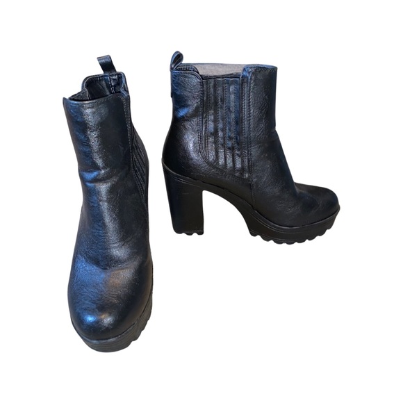 Black Steve Madden chunky boots. - Picture 1 of 2
